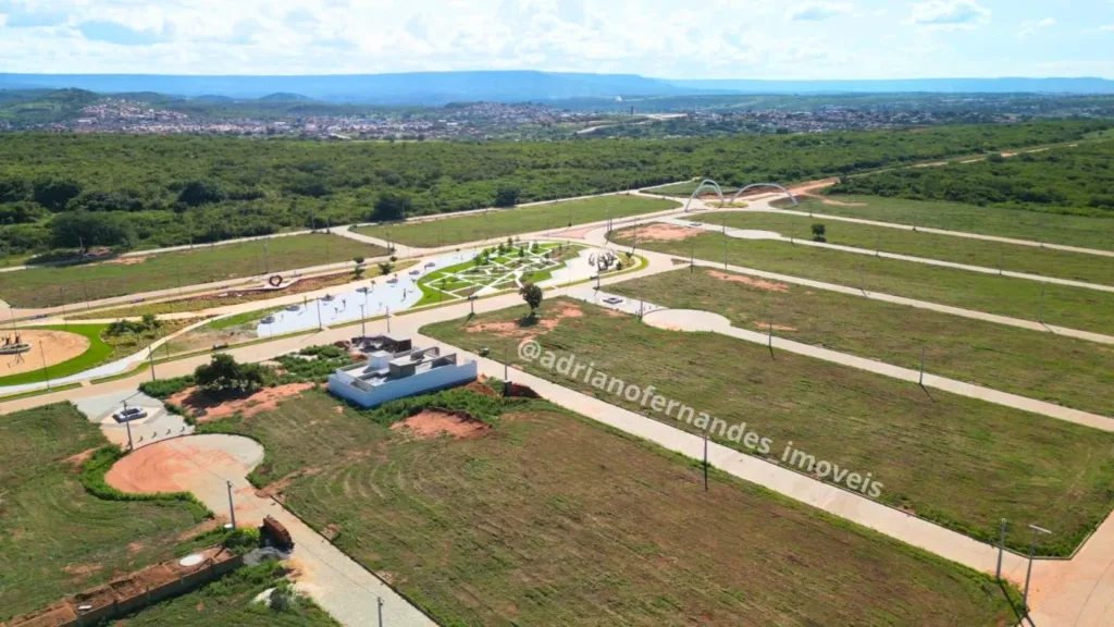 Vista aérea dos terrenos, vias e praça do Jardins Kariris, em Barbalha