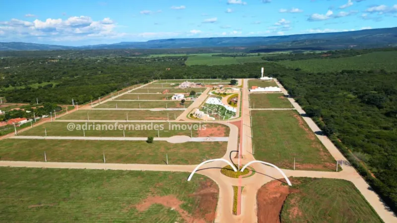 Vista aérea do acesso, das quadras e da praça do Loteamento Jardins Kariris, em Barbalha