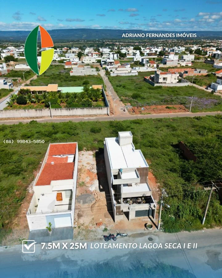 Construções e terrenos entre ruas asfaltadas no Lagoa Seca I e II