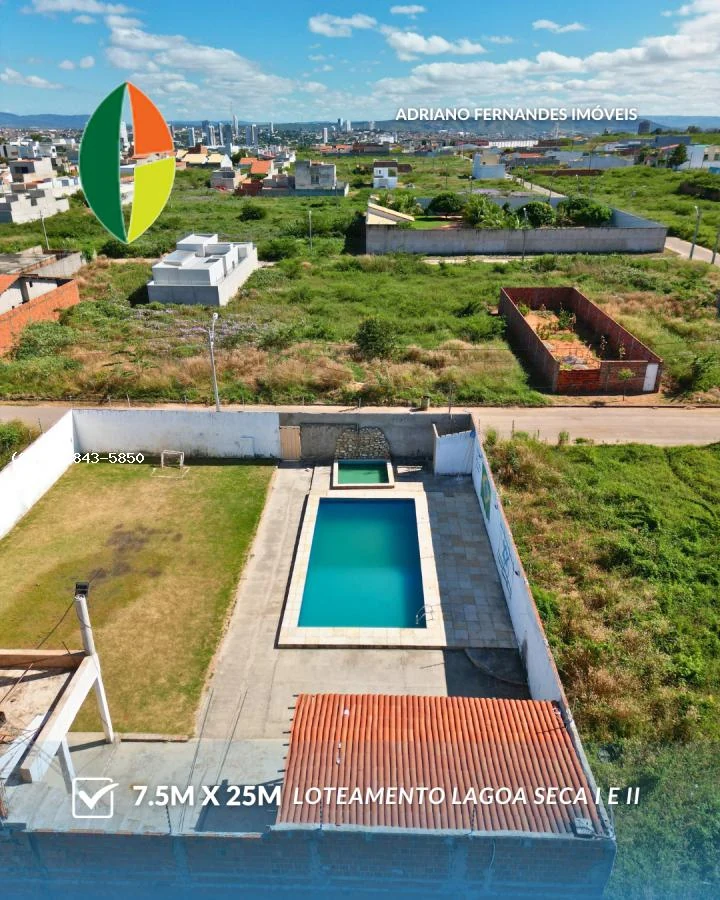 Vista aérea de imóvel com piscina e terrenos no entorno do Lagoa Seca I e II; piscina não integra a oferta do lote