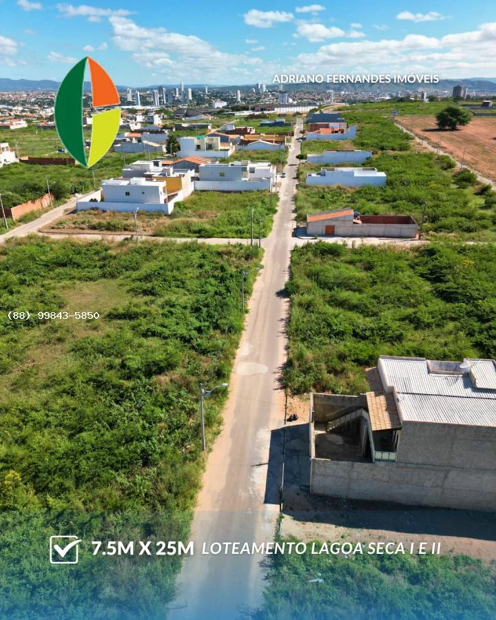 Vista aérea de rua asfaltada e terrenos do Loteamento Lagoa Seca I e II, em Juazeiro do Norte