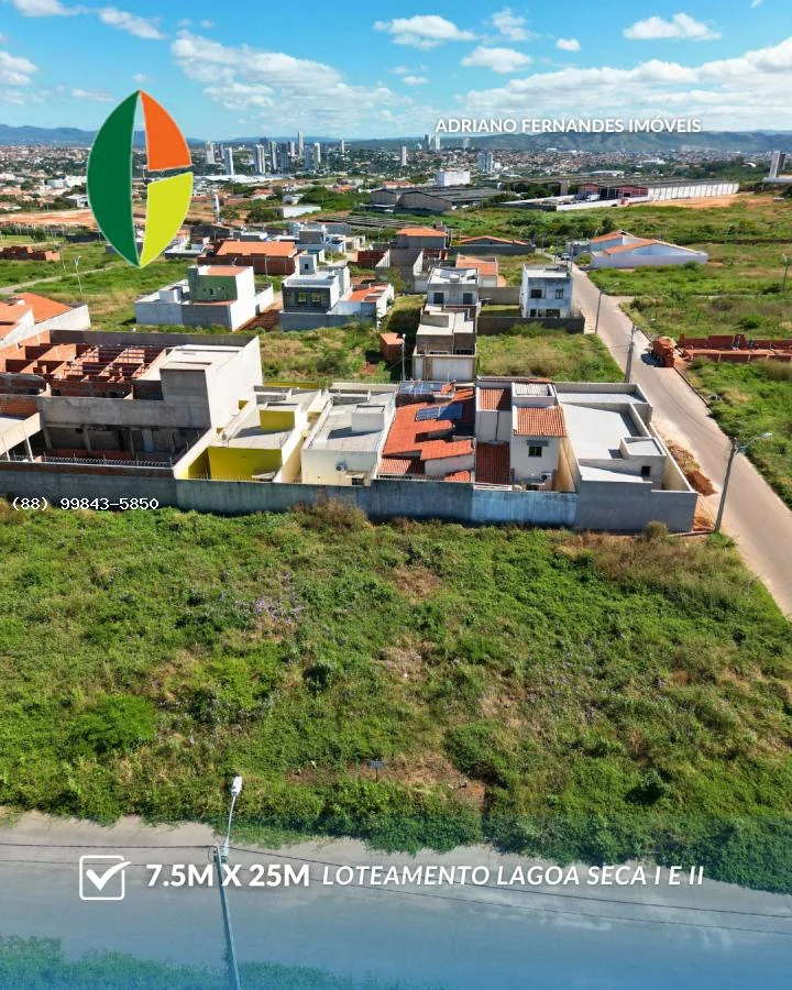 Terrenos com vegetação e casas do bairro no entorno do Loteamento Lagoa Seca I e II