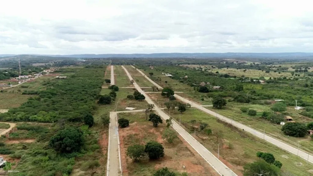 Terrenos e vias do Residencial Bela Vista com a paisagem do Cariri ao fundo