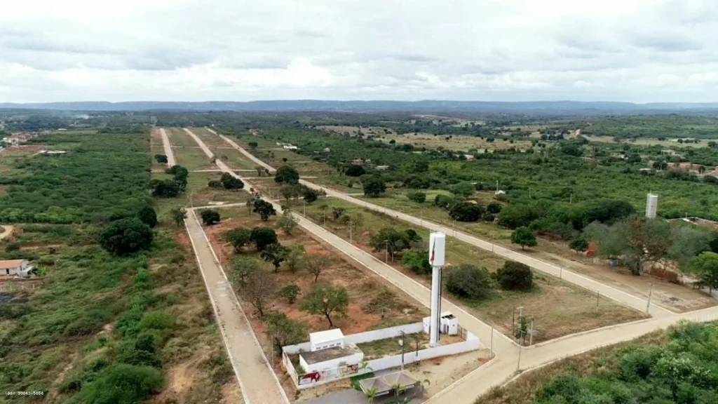 Vias e reservatório vistos do alto no Residencial Bela Vista