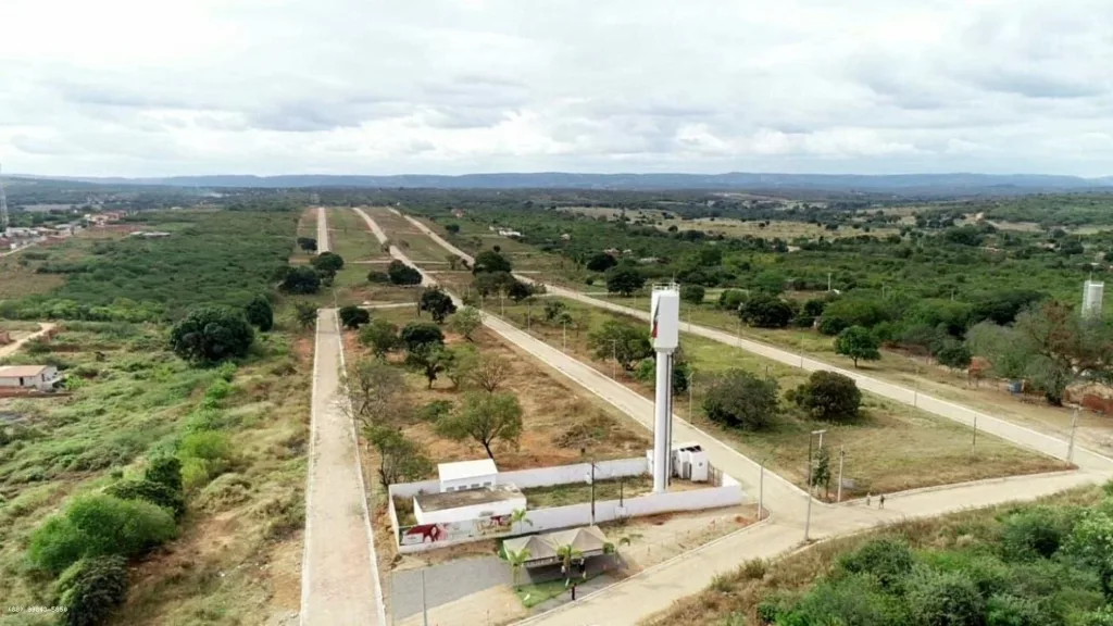 Vista aérea dos terrenos, vias e reservatório do Residencial Bela Vista, em Crato