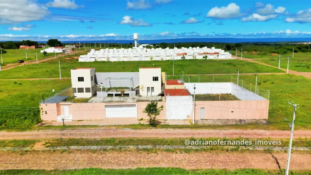 Construção murada no entorno do Sombra do Juá; não integra a oferta do lote nem é anunciada como área comum