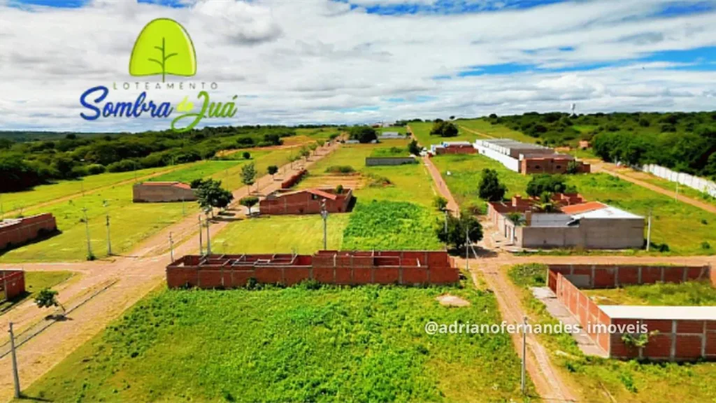 Vista aérea de terrenos e construções no entorno do Sombra do Juá