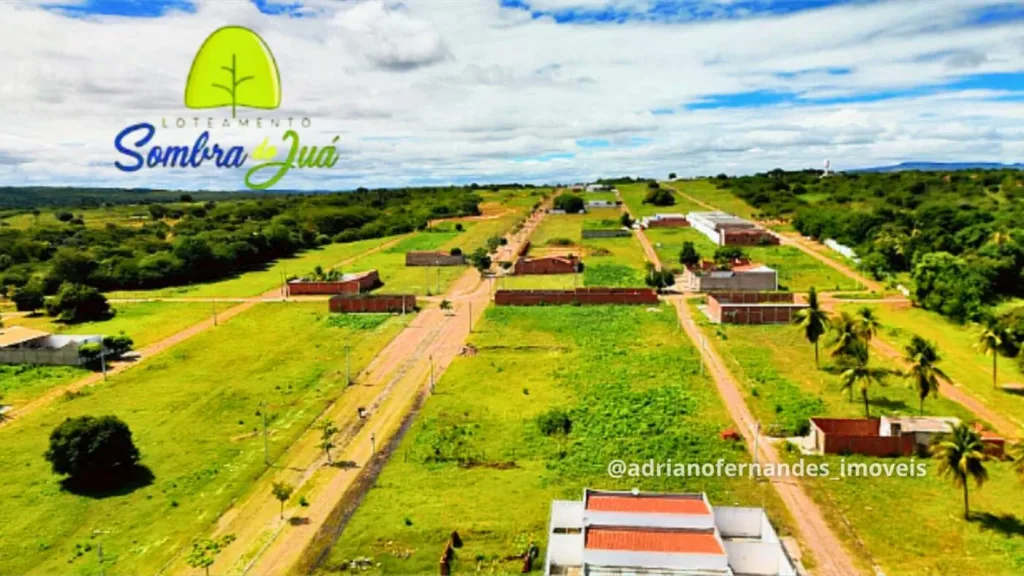Vista aérea das quadras e terrenos do Sombra do Juá, com construções no entorno