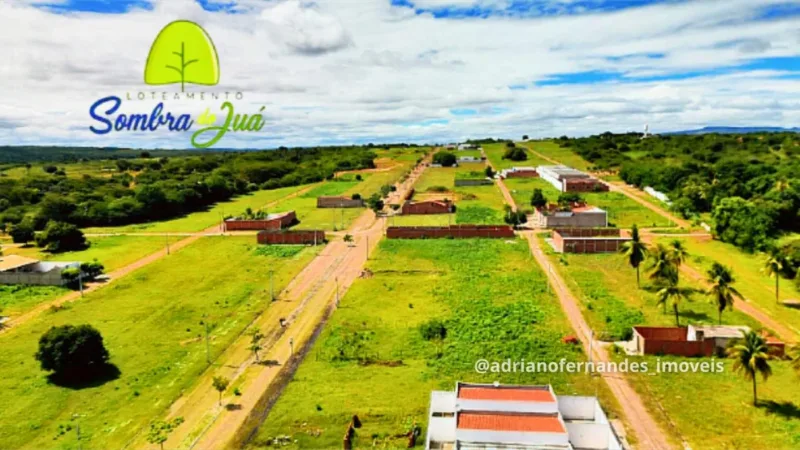 Vista aérea das quadras e terrenos do Sombra do Juá, com construções no entorno