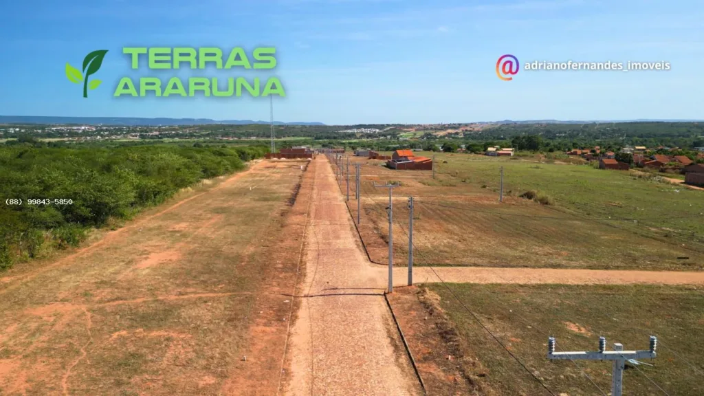 Via pavimentada, postes e terrenos do Terras Araruna, com vegetação no entorno