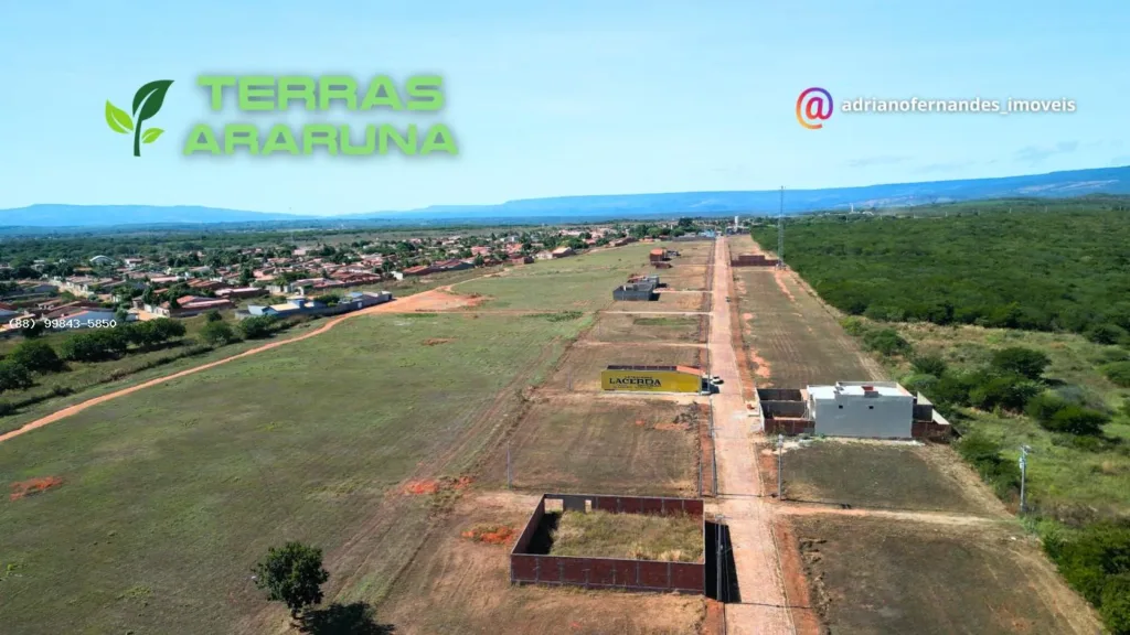 Quadras de terrenos, construções e serra ao fundo no Terras Araruna